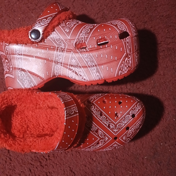 Red Bandana Pattern Clogs - Picture 2 of 5